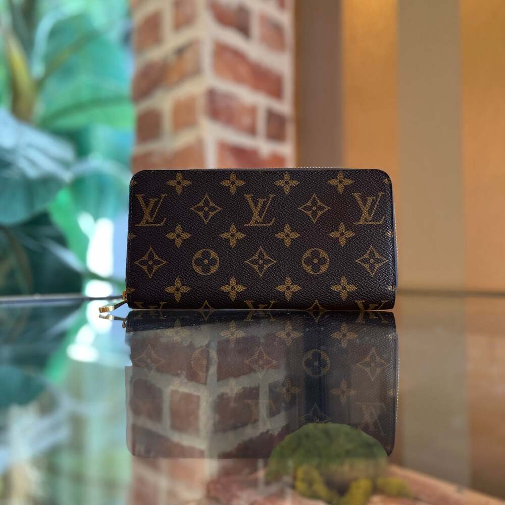 LOUIS VUITTON Monogram Canvas Zippy Wallet